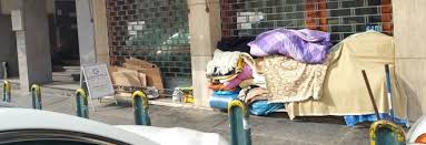 Caro Operai Contro, se hai 43 anni e sei pieno di metastasi, ti manca un polmone e un testicolo, allora puoi morire per strada, sotto lo sguardo “scosso” dei commercianti della zona. Se “i parenti non vengono a prendere la salma, finirà nella fossa comune”, dice un negoziante della catena Compro oro. Un altro dell’abbigliamento, si “rammarica” dopo averlo visto morire dal suo negozio. Un terzo bottegaio che vende scarpe, “s’indigna” per il ritardo dell’autoambulanza. Sulla strada dove viveva Pavel, tutti i bottegai della zona lo conoscevano, sapevano che le sue condizioni si erano aggravate, ma nessuno di loro […]