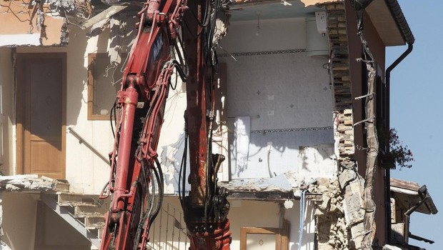 Redazione di Operai Contro, le promesse dei politici sono balle, iniziano le prevaricazioni. – Esplode nella tendopoli di Amatrice la protesta contro la decisione della Prefettura di celebrare i funerali domani alle 18 nell’aeroporto di Rieti e non, come era stato deciso in un primo momento, nel comune terremotato. “Noi a Rieti non ci veniamo, ridateci i nostri morti”, dicono gli sfollati. – La medaglia d’oro delle balle, và a colloquio con l’architetto Renzo Piano. Per la ricostruzione ci vorranno 50 anni. Come dire ai terremotati scordatevelo -Il gangster Renzi promette ” gni centesimo di aiuti sarà verificabile”, quando […]