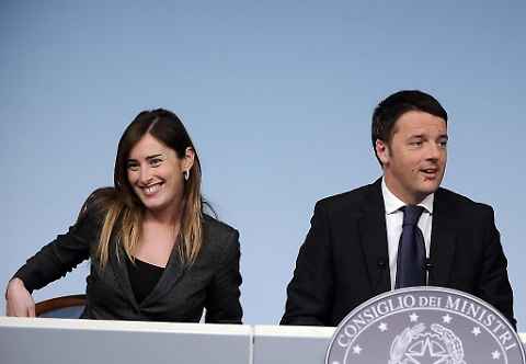 Caro Operai Contro, la data per il cosidetto “referendum costituzionale”, non è ancora stata fissata dal governo. Ma il ricatto di Renzi nei confronti degli elettori, che ha dichiarato di dimettersi se il referendum non sarà approvato, dura da mesi. Ogni giorno Renzi con la sua propaganda per convincere gli elettori della bontà dei suoi piani, fa man bassa di promesse. Ieri ha toccato il tasto delle pensioni: quelle minime che sono troppo basse e quelle dei futuri pensionandi penalizzate da uno scalino troppo grosso. Sperando che gli elettori abbocchino all’amo, Renzi conclude: se il referendum “passa”, ci saranno […]