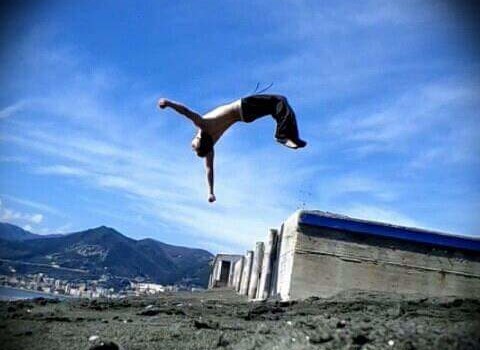 Caro Operai Contro, “ma è davvero questa la situazione?”. Se lo chiede il giornale della Confindustria “Sole 24 ore”, sentendo l’Istat rilevare la “deflazione”. Come fa ad esserci “deflazione” se l’andamento delle tariffe pubbliche dicono: acqua potabile (+19%), rifiuti solidi urbani (+8,2%), trasporti ferroviari regionali (+7%). Servizi postali (+26%, pedaggi autostradali (+6,7%). Mentre rileva la deflazione, la stessa Istat in un’altra indagine stima l’inflazione al 3,8%. Della serie: salti mortali per compiacere a Renzi Salutoni   Allego dal Sole 24 ore «Deflazione» è la parola chiave di questi anni: prezzi fermi o addirittura in discesa e famiglie che – […]