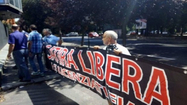 Redazione di Operai Contro, il licenziamento dei cinque operai di Pomigliano e la loro lotta contro il licenziamento e per la libertà di satira è importante.In tutte le fabbriche gli operai dovrebbero sostenere la loro lotta contro i licenziamenti. Riporto un articolo di di Francesca Fornario, dell’ 11 agosto 2016. Le considerazioni della giornalista sono accettabili, tranne il punto dell’ultima riga (che la stessa giornalista attribuisce a Mignano). Viene da dire: se “tutti” si accorgono di quello che ci sta succedendo, poiché “tutti” non vivono la stessa realtà, non gli succedono le stesse cose, “tutti” non rispondono e non […]