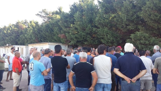 Redazione di Operai Contro, dall’inizio del mese di agosto stiamo protestando contro i 165 licenziamenti del gruppo Palumbo. I sindacalisti volevano un tavolo per farci ottenere la cassa integrazione in deroga, praticamente il licenziamento mascherato. La Palumbo  aveva già detto subito che la cassa in deroga non era possibile ma i sindacalisti si sono ostinati ad andare avanti in questo modo senza un’azione incisiva». Le nostre organizzazioni sindacali non hanno fatto tutte le azioni necessarie per cercare di salvaguardare i posti di lavoro  mentre noi piantavamo le tende in piena estate, il 18 agosto sotto il sole cocente, loro […]