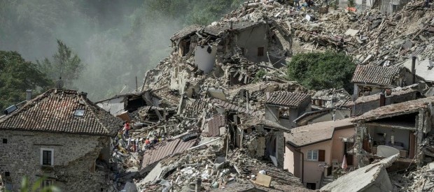 “L’80% dei fabbricati nelle zone ad alto rischio non reggerebbe un terremoto come quello della scorsa notte (leggi). Crollerebbero tutti”. Incluso scuole, ospedali, caserme, prefetture, ossia i luoghi considerati strategici in caso di emergenza, come un terremoto. A dirlo è Alessandro Martelli, ingegnere sismico, presidente del Glis (istituito dall’associazione nazionale italiana di ingegneria sismica), docente a cui nei primi anni Duemila venne tolta la cattedra ad architettura all’università di Ferrara in Costruzioni in zona sismica: “Dissero che era inutile nella regione”, racconta a ilfattoquotidiano.it. Poco dopo ci fu il terremoto in Emilia. L’80% è la percentuale di costruzioni storiche […]