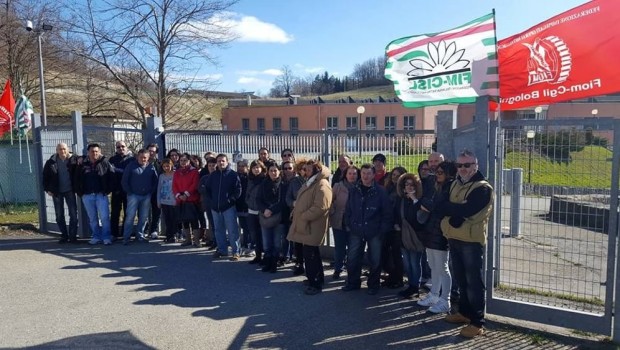 Caro Operai Contro, senza una lotta coerente, il padrone ha tutto il tempo di licenziare e fare i propri comodi. Dopo la procedura di licenziamento per gli 84 operai e la messa in liquidazione della fabbrica, è arrivato un nuovo padrone pronto a rilevare tutto, tranne gli operai. Il liquidatore sarà presente al ministero, il “tavolo” conquistato dopo un anno dal sindacalismo dell’eutanasia. Operai questo sindacalismo ci immobilizza e ci consegna arrendevoli alla volontà del padrone. Quanti casi così abbiamo già visto? Prendiamone atto e impegniamoci per resistere al padrone lottando e costruendo il sindacalismo operaio. Saluti operai   […]
