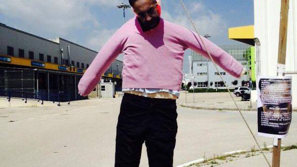 Redazione di Operai contro, leggo su face un post di Mimmo Mignano per pubblicizzare l’assemblea operaia del 15 ottobre a Pomigliano: ” CI SIAMO DOPO MARCHIONNE….ORA VA SCONFITTO RENZI” A mio parere si è vinto una causa in tribunale, ma non si è sconfitto affatto Marchionne. I padroni della FCA continuano ad essere ancora i padroni e a sfruttare gli schiavi-salariati, cioè gli operai.Marchionne non è stato sconfitto, continua ad essere l’amministratore delegato di FCA. Probabilmente quella di Mignano è solo una frase. Per gli operai sconfiggere i padroni vuol dire abbattere lo stato capitalista, vuol dire eliminare i […]