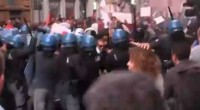 Redazione di Operai Contro, dovunque vada il gangster Matteo Renzi capo del partito dei padroni Pd è contestato dai manifestanti. Renzi cerca i Si, ma fino ad oggi gli hanno dato una risposta affermativa solo i padroni di confidustria e Marchionne. A Messina la zona dove doveva parlare Renzi è stata recitantata come la zona rossa del G8 a Genova. I pochi ascoltatori delle sue elu cubrazioni per passare dovevano mostrare il lasciapassare di fedelissimi del gangster.Ma lo spiegamento di polizia non è riuascito ad impedire la dimostrazione contro Renzi I carabinieri hanno respinto i manifestanti che ha cercato […]