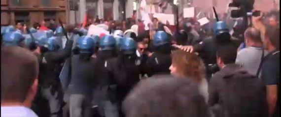 Redazione di Operai Contro, dovunque vada il gangster Matteo Renzi capo del partito dei padroni Pd è contestato dai manifestanti. Renzi cerca i Si, ma fino ad oggi gli hanno dato una risposta affermativa solo i padroni di confidustria e Marchionne. A Messina la zona dove doveva parlare Renzi è stata recitantata come la zona rossa del G8 a Genova. I pochi ascoltatori delle sue elu cubrazioni per passare dovevano mostrare il lasciapassare di fedelissimi del gangster.Ma lo spiegamento di polizia non è riuascito ad impedire la dimostrazione contro Renzi I carabinieri hanno respinto i manifestanti che ha cercato […]