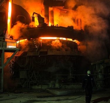 da rassegna.it “È la prima volta, da circa 40 anni, che si realizza uno sciopero generale unitario sulle questioni della sicurezza sul lavoro. Siamo arrivati a questa decisione perché ormai la situazione non è più sopportabile”. È con queste parole che Maurizio Marcelli, responsabile dell’Ufficio Salute, ambiente e sicurezza della Fiom Cgil nazionale, commenta lo stop di un’ora (accompagnato da assemblee in tutti i luoghi di lavoro) che si tiene oggi (mercoledì 21 settembre) in tutta Italia. Un’astensione decisa da Fim, Fiom e Uilm per protestare contro le morti di giovedì 15 settembre in un’azienda di logistica di Piacenza […]