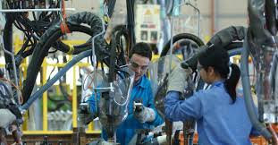 Redazione di Operai Contro, Confindustria, Cgil, Cisl e Uil hanno raggiunto un accordo. L’accordo serve a gestire gli operai in esubero. Fin’ora il canovaccio della commedia era questa: i padroni decidevano il licenziamento, i sindacati chiedevano un tavolo e quando gli andava bene ottenevano la CIG, cioè il licenziamento differito. Poi padroni e sindacalisti si organizzavano una bella cena e i padroni pagavano le mazzette ai sindacalisti Ma nel 2007 la CIG in deroga scade e padroni e sindacati si devono parare il culo. Ed ecco le soluzioni: – Corsi di formazione professionale – Contratti di solidarietà I contratti […]