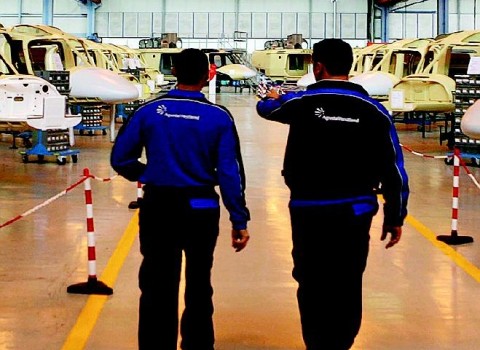 dalla Gazzetta del Mezzogiorno Mille posti di lavoro a rischio nel settore aeronautico brindisino. E le segreterie provinciali tornano a sollecitare un incontro urgente con i massimi vertici regionali dopo che il precedente invito del 28 luglio scorso è rimasto «lettera morta» dato che non è pervenuta alcuna convocazione. I segretari Fim-Cisl Brindisi Michele Tamburrano, Fiom-Cgil Brindisi Maurizio Sancesareo e Uilm-Uil Brindisi Alfio Zaurito tornano a chiedere al presidente della Regione Michele Emiliano e agli assessori allo Sviluppo economico Loredana Capone e al Lavoro Sebastiano Leo una «assunzione di responsabilità» sul problema che presto potrebbe deflagrare mandando a gambe […]