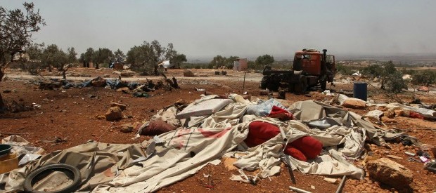 Redazione di Operai Contro, alla popolazione di Aleppo non è arrivato niente. Continuano ad arrivare solo bombe Un amico il fatto quotidiano Ci sono 40 camion dell’Onu pronti ad entrare ad Aleppo per consegnare aiuti. Ma non riescono a raggiungere la città martire nonostante la tregua stia reggendo. “Abbiamo un problema, si sta perdendo tempo nella consegna degli aiuti umanitari ad Aleppo e in altre aree della Siria, rischiando di sprecare l’opportunità offerta dalla tregua”. L’inviato speciale delle Nazioni Unite in Siria, Staffan de Mistura, ha accusato il governo di Damasco di non rispettare l’impegno di aiutare le popolazioni delle città […]