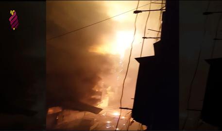 Redazione di Operai Contro, la denuncia della strage di civili in Siria compiuta dai bombardamenti di Assad, Russi e USA non serve a niente. Si osserva e si mangia la minestra In Siria si stanno sviluppando tutti i  motivi della terza guerra mondiale Nessun leccaculo dei padroni ci parli più di stragi di civili Sono i Russi e gli USA coloro che hanno stabilito che è giusto ammazzare i civili. Ora usano le bombe al fosforo contro la popolazione Gli assassini USA hanno una lunga esperienza di bombardamenti al fosforo Un lettore Cronaca Ansa  Ottanta persone, tra le quali […]