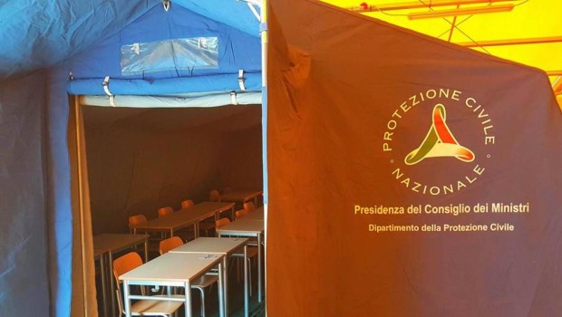 Redazione di Operai Contro, la scuola di Arquata del Tronto distrutta dal terremoto, viene ricostruita nella tendopoli che poggia su detriti di amianto. Alfano chiamato in causa dai Vigili del Fuoco per lo smaltimento del minerale cancerogeno, ha fatto scena muta. Invece delle costruzioni antisismiche che resistano al terremoto, in Italia si ricicla l’amianto: sui tetti prima del sisma, nei pavimenti dopo il sisma. Saluti schifati Dal Fatto Quotidiano Detriti con amianto utilizzati per riempire, livellare e mettere in sicurezza le aree delle tendopoli. La denuncia arriva dal sindacato Usb dei Vigili del fuoco che nei giorni scorsi, tra […]