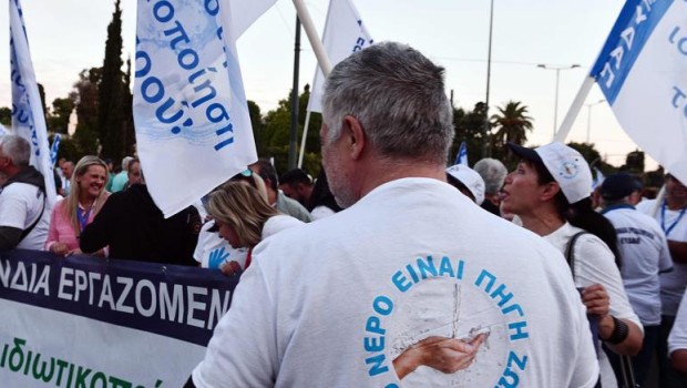 Redazione di Operai Contro, continua la marcia reazionaria del governo Tsipras. Gli operai greci sono ridotti alla fame e alla miseria. Il parlamento greco ha approvato nella notte tra martedì e mercoledì un nuovo pacchetto di riforme, che comprende la privatizzazione delle compagnie dell’acqua e del gas, la liberalizzazione del mercato elettrico, la vendita della metropolitana di Atene e altri tagli alle pensioni. Tsipras difende i padfroni Greci con la scusa della richiesta di tagli dell’Europa. Il voto si è svolto tra manifestazioni di piazza contrarie alla privatizzazione Il reazionario Tsipras si è rimangiato tutte le promesse fatte alle […]