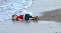 Redazione di operai Contro, un anno fa l’assassinio del piccolo Aylan. Il pianto finto  dei politici. le promesse che non sarebbe più accaduto. I miliardi dati al Turco Erdogan per l’eliminzione dei profughi Siriani Giornali e TV continuano a scrivere poesie sul salvataggio degli emigranti nel mediterraneo La realtà è diversa: oltre 40 mila emigranti assassinati dal 2010. Solo nel 2016 siamo ad oltre 4 mila emigranti assassinati. Renzi e Merkel si dsicono sicuri: avanti con le deportazioni Operai, gli emigranti sono vostri fratelli Un Operaio Senegalese