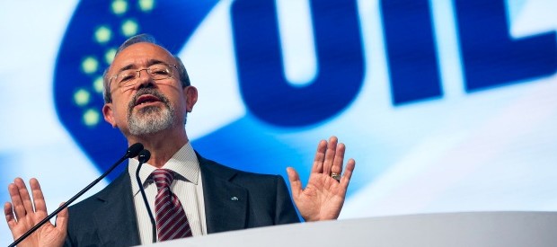 Redazione Operai Contro, I sindacalisti venduti sono dei perfetti pompieri perché spengono le ribellioni degli operai contro i padroni, non vogliono  che ci organizziamo.  Ci impediscono di unirci fra noi operai per lottare contro i padroni che ci sfruttano, Barbagallo segretario generale della UIL è il tipico sindacalista venduto che si trova più a suo agio con i padroni che con noi operai precari. Redazione, avete ragione quando affermate che dobbiamo sbarazzarci dei sindacalisti venduti che parlano di aumentare la produttività piuttosto che risolvere la nostra condizione di operai con contratto in scadenza e forse non rinnovabile. Redazione, possiamo […]