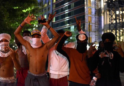 Redazione di Operai Contro, Obama ha lasciato una grande eredità: -stragi di civili in tutto il mondo con i bombardamenti umanitari – la mattanza degli afroamericani in USA – la diminuizione dei salari operai Intanto a Charlotte, nonostante la guardia nazionale, e la terza notte della giusta rivolta dei neri. La rivolta si estenderà in tutti gli stati degli USA Un lettore Cronaca ANSA Terza notte consecutiva di proteste a Charlotte, in North Carolina, dove centinaia di manifestanti hanno marciato per ore scandendo slogan, mostrando cartelli, rimanendo per strada anche dopo la mezzanotte quando e’ scattato il coprifuoco indetto […]