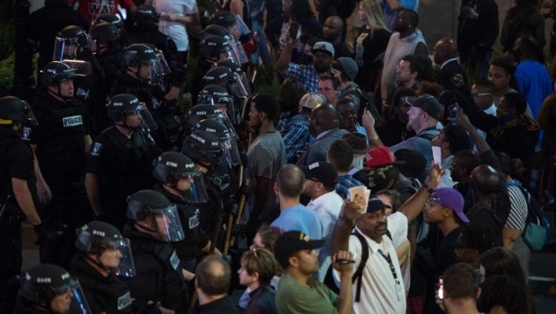 Redazione di Operai Contro, gli afroamericani negli USA si sono stancati della mattanza. Nuovi drammatici scontri a Charlotte, dove tantissimi manifestanti sono scesi in strada per protestare per la seconda notte di seguito contro la polizia, accusata di aver ucciso  un afroamericano. Le immagini tv e le foto scattate durante la protesta mostrano molte auto distrutte, vetrine infrante, alcuni negozi devastati.Dichiarato lo stato di emergenza da parte del governatore del North Carolina, con l’arrivo degli uomini della Guardia Nazionale per affiancare la polizia locale. Un lettore  