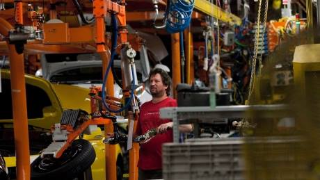 Metal İşçileri Birliği – MİB 14 min · GM’de GREV ÖNCESİ ANLAŞMA Detroit, ABD General Motors ile Kanadalı otomotiv işçileri sendikası Unifor, pazartesi gece yarısı eyleme geçeceği düşünülen grevi önlemek için geçici bir sözleşme imzaladı. Sendika Başkanı Jerry Dias, anlaşmanın Toronto yakınlarındaki Oshawa montaj fabrikası ve Ontario, St. Catherines’teki motor fabrikasına yeni ürünler getireceğini söyledi. Sabahın erken saatlerinde Toronto’da yapılan basın toplantısında belirtilen detaylar çok azdı ancak Dias, işçilerin ücret artışı ve toplu ödeme alacaklarını, ve anlaşmanın üyeler tarafından onaylanması halinde fabrikalardaki yaklaşık 700 geçici işçinin tam zamanlı çalışmaya geçeceğini söyledi. Bu sözleşme ile Unifor, Ontario’daki iki fabrikanın geleceğini […]