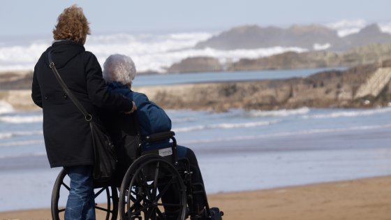 Redazione di Operai Contro, vi invito a pubblicare questo articolo della Repubblica di Emmanuela Audisio. Anche se in parte, è la descrizione delle ingiustizie che deve sopportare un disabile. Non solo i disabili in carrozzella, ma anche i disabili con bastone. Renzi e tutti i governi che lo hanno preceduto non hanno fatto niente. Si è parlato tanto dell’Expo, ma provate a salire o scendere da un autobus a Milano. Luigi Sciagura VAI AL BAR, in quelli nuovi, grandi, appena ristrutturati. Il gradino è alto, troppo. Chiedi: scusi, ma visto che avete rinnovato, dov’è la pedana? Risposta: l’architetto ha […]