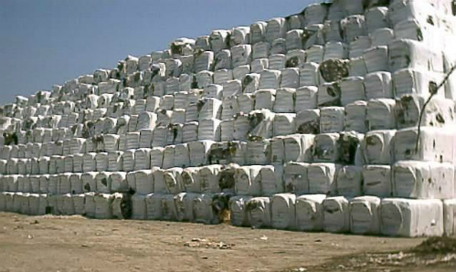 Redazione di Operai Contro, Renzi è peggio degli invasati, si esalta e spara parole. Rilancia le grandi opere, con particolare riferimento al Ponte sullo Stretto per “togliere la Calabria dall’isolamento e far sì che la Sicilia sia più vicina” e la banda larga, facendo dell’Italia una “gigabyte society”. Secondo Renzi il Ponte sullo Stretto di Messina può creare “centomila posti di lavoro”. Renzi ha indicato l’infrastruttura come parte del completamento della “Napoli-Palermo”. “Se siete nella condizione di sbloccare le carte e di sistemare quello che è fermo da 10 anni – ha detto rivolgendosi a Pietro Salini, numero uno […]