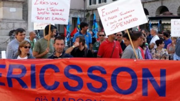 Redazione di Operai Contro, il gangster Renzi parla di aumento dell’occupazione. Noi operai invece veniamo licenziati. – ERICSON: 107 licenziati – PIAGGIO: 89 licenziati -PIAGGIO di Albenga 43 licenziati In Liguria aumentano solo i disoccupati. Al solito, invece di organizzare la lotta contro i licenziamenti,i sindacalisti ci hanno chiesto di aspettare i tavoli. Basta con i tavoli. Basta con i sindacalisti venduti. Ai padroni milioni di euro, agli operai i licenziamenti Un operaio di Genova il fattoquotidiano Meno 240 posti di lavoro in un giorno. Due pugni in faccia per Genova. Tocca alla Ericsson e alla Piaggio Aerospace stavolta. […]