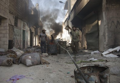 Redazione di Operai Contro, i Siriani non hanno potuto mangiare il panino mandato dall’ONU. Moriranno affamati e sfracellati dalle bombe dei Russi e dei Crociati USA Gli occidentali sempre pronti a mostrare pietà, quando muore qualcuno in casa propria, se ne fottono delle  migliaia di morti in Siria. Eppure in Siria lo scontro tra gli imperialisti è sempre più forte Quando arriverà la terza guerra mondiale gli occidentali pretenderanno di continuare a mangiare tranquillamente. Un lettore