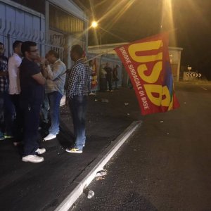 Esito drammatico di un picchetto davanti allo snodo strategico nella logistica della GLS a Piacenza. Questa notte un lavoratore, aderente alla Usb,  che stava bloccando i cancelli insieme ai suoi colleghi. è stato investito e ucciso da un camion che voleva forzare il picchetto. L’operaio si chiamava Abdesselem el Danaf ed era padre di cinque figli. Qui di seguito il comunicato emesso dalla Usb dopo quanto accaduto stanotte a Piacenza: “Ammazzateci tutti” è il grido dei lavoratori della logistica di Piacenza. Un nostro compagno, un nostro fratello è stato assassinato durante il presidio e lo sciopero dei lavoratori della […]