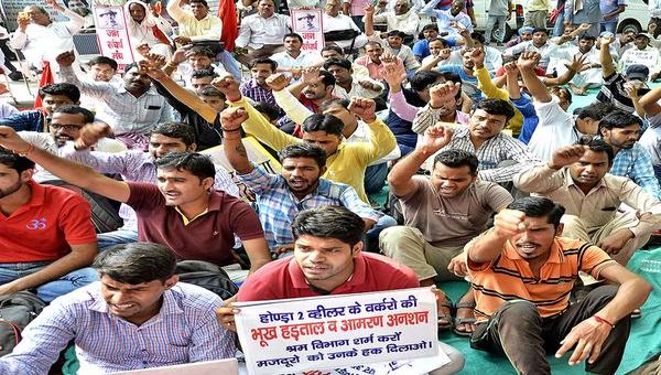 HONDA İŞÇİLERİ NEDEN SÜRESİZ AÇLIK GREVİNDE? Sözleşmeli ve kadrolu işçilerin birbirlerine sahip çıktığı mücadele altıncı gününde. Honda Motorsiklet ve Scooter India (HMSI) işçileri, Hindistan’ın Racastan Eyaletinde Tapukara’da bulunan Honda fabrikasının ağır, baskıcı çalışma koşullarını protesto etmek için 19 Eylül’de Jantar Mantar’da süresiz açlık grevine başladı. Sözleşmeli işçileri fabrikanın sömürücü koşullarına karşı korumak üzere 6 Ağustos 2015’te sendikalaşmak için bir dilekçe verdiler. İlerleyen aylarda, Eylül 2015 ila Şubat 2016 arasında şirket 700den fazla sözleşmeli işçinin işine son verdi. Talepleri, işten çıkarılan ve uzaklaştırılan işçilerin işe iadesi ve işçiler hakkında açılan tüm hukuki ve ceza davalarının geri çekilmesini kapsıyor. Durum bu […]