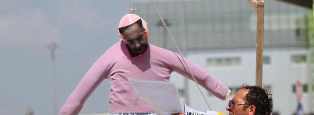 Redazione di Operai Contro, ha vinto la lotta operaia. Chi non lotta ha perso in partenza. E’ questo a mio parere ciò che insegna la lotta contro il licenziamento dei 5 operai della FCA di Pomigliano. I 5 operai hanno aspettato invano il segretario della FIOM Landini Landini non ha mai fatto niente per opporsi al licenziamento Landini non ha dato neanche la solidarietà Questo è l’altra questione che ci insegna la lotta dei 5 della FCA. Operai non aspettiamoci la solidarietà delle grandi centrali sindacali La FCA e Marchionne hanno visto che se gli operai lottano possono vincere […]