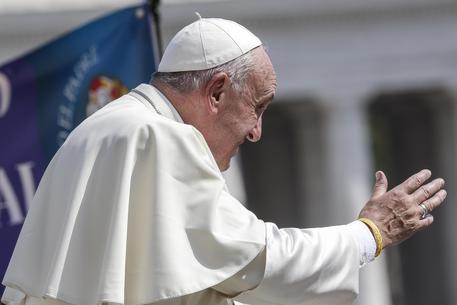 Redazione di Operai Contro, Francesco,il papa di Roma, è un grande. non posso dire se ha imparato da Renzi o Renzi ha imparato da lui. E’ Maria, 6 anni, la più piccola ospite, oggi, del “pranzo di pace” con Papa Francesco e gli altri leader religiosi. E’ siriana, di Damasco, e con i suoi genitori è arrivata in Italia quattro mesi fa. Prima tappa la Turchia, poi la Libia e infine il barcone verso la Sicilia. Maria e i suoi genitori sono tra i venticinque rifugiati che domani pranzeranno con il Papa, atteso ad Assisi per la Giornata di […]