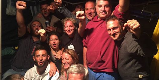 Il Foglio Bianco Iscot. La lotta paga! Posted: 22 Sep 2016 05:47 AM PDT Dopo giorni di presidio permanente ai cancelli, la lotta alla Iscot (ditta di pulizie in appalto alla SOLE, fabbrica a pochi passi dalla Piaggio di Pontedera) si è chiusa con una vittoria. Stamattina tutti e sette i lavoratori sono stati assunti a tempo indeterminato! https://sindacatounaltracosa.org/2016/09/22/iscot-la-lotta-paga/