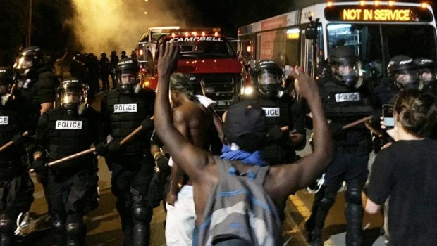 Redazione di Operai Contro, negli USA continua la mattanza dei neri. Violenti scontri sono scoppiati nella notte a Charlotte, in North Carolina, dopo che un poliziotto ha ucciso a colpi di pistola un uomo di colore. Un lettore