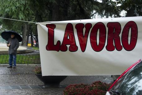 Redazione di Operai Contro, le pagliacciate di Renzi a favore dei padroni si stanno smascherando. Altro che lavoro, aumentano i licenziamenti. I sindacalisti sono fermi, attendono l’elemosina. E’ l’ora che noi operai facciamo in proprio. Vi invio un articolo Un giovane disoccupato ANSA Nel secondo trimestre del 2016 le attivazioni di contratti a tempo indeterminato sono state 392.043, il 29,4% in meno rispetto all’anno scorso (-163.099). Lo rileva il ministero del Lavoro con le comunicazioni obbligatorie. I rapporti di lavoro a tempo indeterminato cessati sono stati 470.561, -10% rispetto allo stesso periodo del 2015. Il dato, a differenza di […]