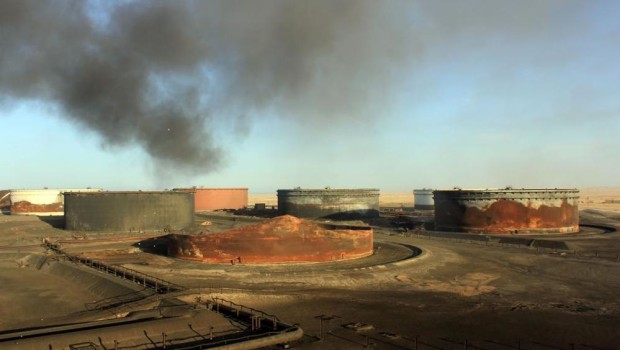 Redazione Sirte non è ancora stata liberata. La Guardia petrolifera al servizio del  premier di Tripoli Fayez al-Sarraj ha lanciato questa mattina un contrattacco per riprendere il controllo dei porti petroliferi di Sidra e Ras Lanuf.Ci sarebbero depositi di greggio in fiamme, con colonne di fumo altissime. La Guardia petrolifera al servizio  del premier di Tripoli Fayez al-Sarraj era stata cacciata dai quattro terminal della cosiddetta Mezzaluna del petrolio (Sidra, Ras Lanuf, Marsa a Brega, Zueitina) appena cinque giorni fa. Le forze del generale Khalifa Haftar, uomo forte di Tobruk, avevano preso i porti quasi senza combattere. Un lettore […]