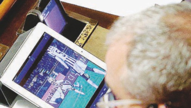 Caro Operai Contro, il clima in Parlamento che spesso degenera in risse e baruffe, non potrà più essere filmato e mostrato al pubblico. I telegiornali che già sono veline del potere, somiglieranno sempre di più all’Istituto Luce: notizie, voce, inni, immagini e commenti del mussoliniano ventennio fascista. Lo prevede il nuovo regolamento per i giornalisti in vigore dal 10 ottobre 2016. Se il deputato dorme o gioca non si può filmare. I deputati potranno esercitare il maialismo democratico, senza più essere filmati. L’onorevole fannullone sarà censurato dalle riprese televisive. Invece continuerà ad andare in onda, col parlamento dei padroni […]