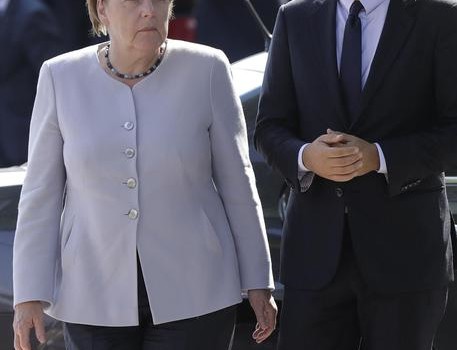 Redazione di Operai Contro, bilaterale Renzi-Merkel a Maranello. Non poteva mancare la frase celebre di Renzi: ‘Il mondo corre, l’Ue faccia altrettanto”. E’ stato il messaggio di Renzi nel bilaterale Italia-Germania. “Abbiamo un mondo che corre là fuori, l’Europa deve essere in grado di fare altrettanto”. “L’Ue – ha sottolineato il premier – deve avere un suo profilo unitario e Germania e Italia possono fare molto per camminare nella stessa direzione. Un nuovo messaggio del gangster che non vuol dire niente. Anche la Merkel al referendum vota Si.  “Auguro molto successo a Renzi – ha detto dal canto suo la Merkel […]