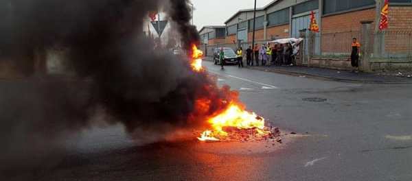 Redazione di Operai Contro, i magistrati e i politici accusano il Sig terremoto per le stragi, di cui sono colpevoli i padroni, i politici e gli amministratori. La FIOM di Landini accusa il TIR di omicidio, per l’operaio assassinato a Piacenza. Così recita un comunicato della segreteria nazionale della FIOM-CGIL: “La scorsa notte, Abdesselem El Danaf, operaio, immigrato, padre di cinque figli, è stato travolto e ucciso da un tir mentre lottava per i propri diritti” . Sembra che anche Landini sia d’accordo con l’omicidio stradale “travolto e ucciso da un Tir”. Landini smettila, Ahmed è stato ucciso dal […]