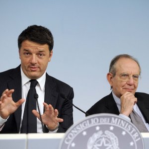 Redazione di Operai Contro, Renzi e Padoan continuano a parlare di quattordicesima. I pensionati con 1000 euro al mese riceveranno 500 euro di quattordicesima(appunto 40 euro al mese) Non è ancora legge, ma se i pensionati voteranno Renzi può darsi che diventi legge I tre dirigenti della CISL-UIL-CGIL sono felici Da dove prenderanno i soldi Renzi e Padoan? Ridurranno le pensioni di reversibilità come hanno promesso I tre dirigenti della CISL-UIL-CGIL sono felici Una pensionata