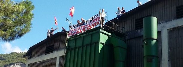 Redazione di Operai Contro, E’ scattata la procedura di messa in mobilità per gli operai delle Fonderie Pisano di Salerno. Gli operai sono saliti sul tetto della fabbrica per protestare.  A fine giugno, con decreto della Procura di Salerno, il Noe dei carabinieri di Salerno sequestrò l’impianto. I reati contestati erano, tra gli altri, scarico di acque reflue inquinanti, gestione illecita di rifiuti speciali anche pericolosi ed emissioni nocive in atmosfera. Il padrone ha inquinato e gli operai vengono licenziati Un operaio delle fonderie Pisano