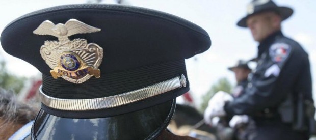 Redazione di Operai Contro, negli USA si continuano ad assassinare i neri Un lettore ANSA Un 13enne nero, armato di pistola ad aria compressa durante quella che inizialmente si pensava fosse una rapina a mano armata a una banca, è stato ucciso dalla polizia in Ohio. La giovane vittima è stata identificata come Tyree King. Secondo una dichiarazione ufficiale, gli agenti sono intervenuti dopo una chiamata per una rapina a mano armata con piu’ persone. Arrivati sul posto uno degli impiegati ha detto che un gruppo di persone lo aveva avvicinato chiedendo denaro e specificando che uno di loro […]