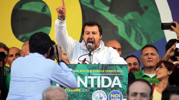 Redazione di Operai Contro, vent’anni dopo la marcia del Po, il rito dell’ampolla è definitivamente sepolto. Gli scenari son cambiati e il segretario dei nazipadani Salvini, ricorda a petto gonfio, i patti stretti dalla Lega Nord con Putin, lo sterminatore di civili in Siria e con Marine Le Pen, erede della destra oltranzista e fascista in Francia. Con queste premesse rincara la campagna di respingimenti dei migranti A Pontida la Lega Nord si presenta con due “indirizzi” politici: Bossi si scaglia contro lo Stato centrale e rilancia la secessione, assicurando che la Lega non diventerà mai un partito nazionale; […]