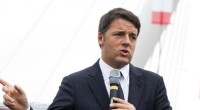 Redazione di Operai Contro, storico incontro a Bari dei due gangster del Pd. Il premier Matteo Renzi interviene  all’inaugurazione della Fiera del Levante a Bari. Il capo del Pd non può più raccontare la balla della crescita e dell’aumento dell’occupazione. Rispolvera coglionagini senza senso: “Noi – sottolinea – abbiamo bisogno di dire e di ridire che la forza e la grandezza dell’Italia è quella di un Paese che di fronte alle difficoltà tira fuori il meglio e non rinuncia a vivere a testa alta, non rinuncia ai propri ideali”. Renzi ricorda le tragedie dello scontro tra i treni di Andria e del […]