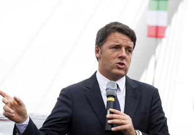 Redazione di Operai Contro, storico incontro a Bari dei due gangster del Pd. Il premier Matteo Renzi interviene  all’inaugurazione della Fiera del Levante a Bari. Il capo del Pd non può più raccontare la balla della crescita e dell’aumento dell’occupazione. Rispolvera coglionagini senza senso: “Noi – sottolinea – abbiamo bisogno di dire e di ridire che la forza e la grandezza dell’Italia è quella di un Paese che di fronte alle difficoltà tira fuori il meglio e non rinuncia a vivere a testa alta, non rinuncia ai propri ideali”. Renzi ricorda le tragedie dello scontro tra i treni di Andria e del […]