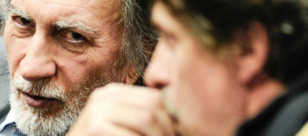 Redazione di Operai Contro, ti  segnalo questo articolo del fattoquotidiano sulla massomafia. A mio parere ha ragione Un lettore Una mafia “a bassa intensità di violenza”, che si occupa soprattutto di “offrire beni e servizi – dalla cocaina alle prostitute allo smaltimento illecito dei rifiuti – a un mondo di cittadini normali e di imprese che li vuole” . E in questo modo “crea accettazione sociale” e rende inservibili le armi a disposizione del sistema giudiziario, creando il pericolo di un “disarmo progressivo”. A un livello ancora più alto, “élite criminali” che affiancano “pezzi di classe dirigente” nelle “cabine […]