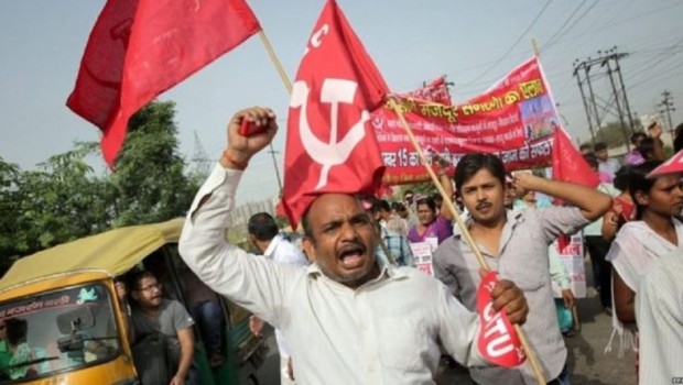 da tpi.it La popolazione italiana è pari a circa 60 milioni di persone. In India, il 2 settembre, ben 180 milioni di lavoratori – pari quindi a tre volte la popolazione del nostro paese – hanno deciso di scendere in strada per manifestare il loro dissenso verso la politica del primo ministro indiano Narendra Modi e per chiedere salari più alti. Ad aderire alla protesta sono stati dieci diversi sindacati del paese – principalmente espressione dei partiti d’opposizione e dei partiti comunisti. Sono principalmente impiegati appartenenti al settore dei trasporti, delle banche e delle compagnie telefoniche pubbliche, delle miniere di carbone […]