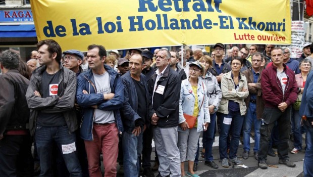 Redazione di Operai Contro, ancora una volta gli operai Francesi lanciano il loro appello agli operai di tutto il mondo. Nessuna pace con i padroni. La guerra si combatte Nonostante la Loi Travail sia ormai stata approvata dal parlamento dei padroni, gli operai continuano la guerra Il raduno parigino  è stato circondato da ingenti misure di sicurezza, A giugno, dopo alcuni scontri in cui era stato attaccato persino un ospedale pediatrico, la Prefettura aveva vietato le manifestazioni dei sindacati, salvo poi autorizzarle di nuovo ma rafforzando i controlli contro “black bloc”. Oggi il blocco nero era ben visibile, in testa […]