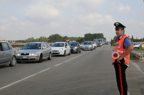 Redazione di Operai Contro, Siamo gli operai edili di SCORRANO (LECCE)  stiamo tenendo un sit-in di protesta all’altezza del km 6,200 della statale 275 Maglie-Leuca dopo il nulla di fatto del vertice di ieri a Roma al ministero delle Infrastrutture e Trasporti, alla presenza dei vertici Anas e del prefetto di Lecce, Claudio Palomba, sui tempi dei lavori di allargamento della strada. Siamo stufi dell’ennesimo rinvio vogliamo date certe sull’inizio dei lavori. Sono 22 anni che il governo ci prende in giro. Noi operai per protesta siamo in presidio permanente ai margini della strada dal 18 agosto scorso, facendo […]