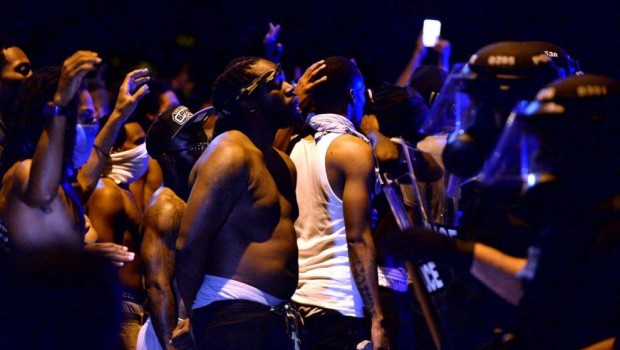 Redazione di Operai Contro, a Charlotte continua la rivolta degli afroamericani. Obama l’assassino si gode la pensione che si è guadagnata servendo i padroni. Negli USA non è mai finito il razzismo dei padroni. I neri sono al 99% operai. Li ammazzano per impaurire gli operai. La crisi economica diventa sempre più grave e lo scontro con i padroni semprepiù vicino. La polizia USA sono una banda di criminali al servizio dei padroni   Dopo il Facebook Live girato dalla figlia di Keith Scott, arriva anche il video della moglie Rakeyia, pubblicato dal New York Times. Una nuova drammatica […]