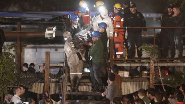 Redazione di Operai Contro, fate bene a pubblicare la traduzione di alcuni post degli operai turchi. Gli  operai occidentali spesso sono portati a vedere in modo distorto la realtà operaia turca. In Turchia esiste una classe operaia numerosa( turchi, curdi, emigranti) e che lotta contro i capitalisti e il partito AKP del dittatore Erdogan. Vi invio questo scritto sulla strage di più di 200 minatori della miniera di Soma del 2014. Non fa niente che è del 2014 sono problemi veri ancora oggi. Un Operaio   Dichiarazione del Partito Rivoluzionario dei Lavoratori (DIP) sulla catastrofe nella miniera della città […]